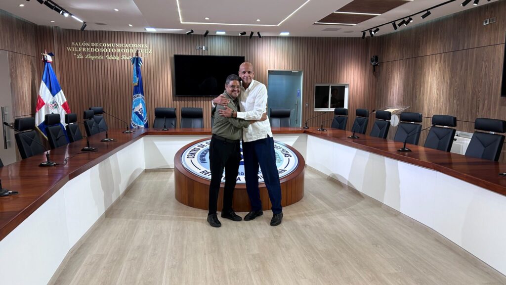 Erdwin Olivares asume dirección del COE y promete fortalecer respuesta ante emergencias 3 Erdwin Olivares y Juan Manuel Mendez 1 Erdwin Olivares asume dirección del COE y promete fortalecer respuesta ante emergencias