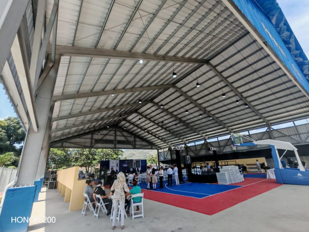 Estudiante destaca inversion en educacion Presidente Abinader inaugura techado de politécnico que beneficiará a más de 600 estudiantes en La Vega