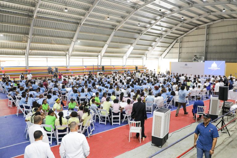 Abinader destaca avances en la educación pública dominicana 3 Estudiantes asistentes al acto Abinader destaca avances en la educación pública dominicana