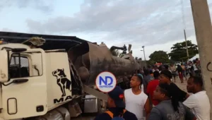 Explosión tanquero de gasolina deja dos muertos y un herido