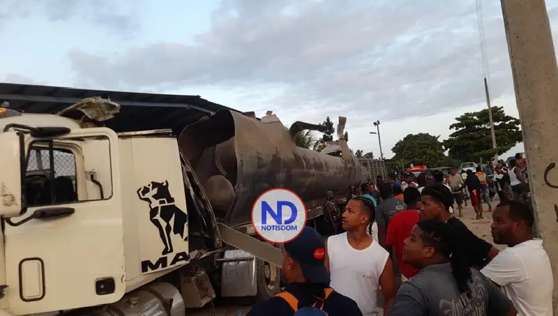 Explosión tanquero de gasolina deja dos muertos y un herido