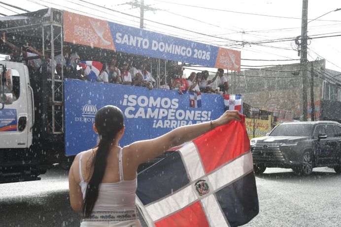Miles de dominicanos vitorean a los medallistas de los JCC 2026 4 Fanatica observa el desfile Miles de dominicanos vitorean a los medallistas de los JCC 2026