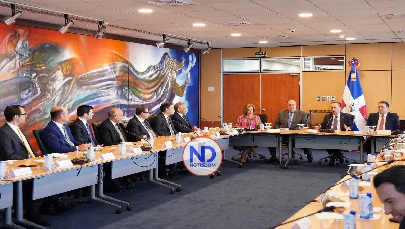 Funcionarios y ejecutivos de la banca evalúan economía de RD