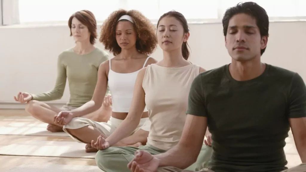 Tres ejercicios que pueden ayudar a reducir la presión arterial 5 Grupo de personas practica yoga Tres ejercicios que pueden ayudar a reducir la presión arterial