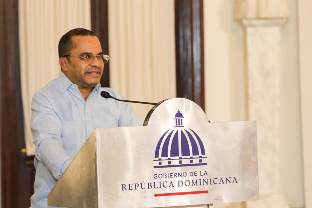Abinader encabeza entrega de 36,225 becas tecnológicas en el ITLA 7 Jimmy Rosario Bernard Abinader encabeza entrega de 36,225 becas tecnológicas en el ITLA