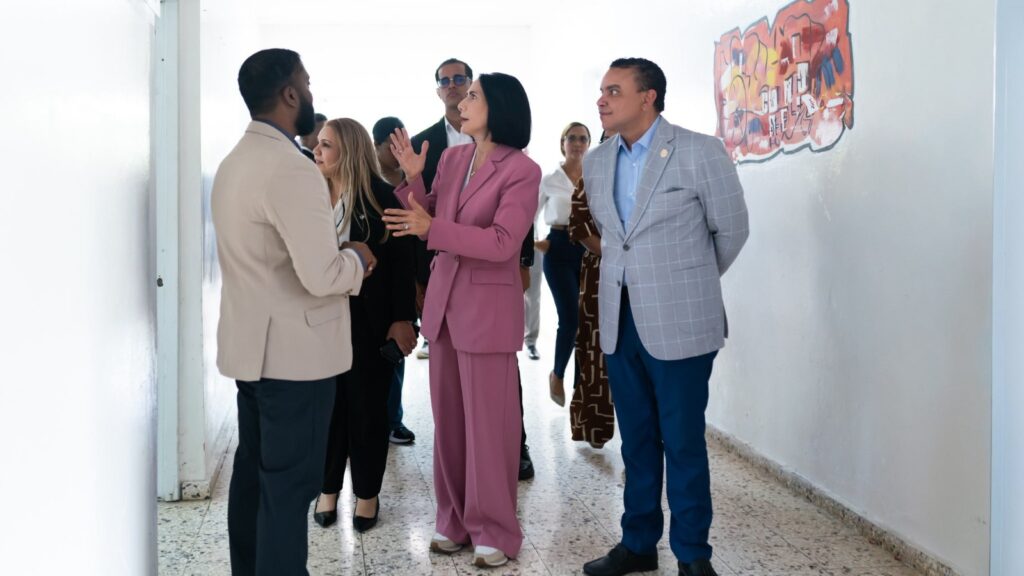 Julio Landron Y Raquel Arbaje Raquel Arbaje visita centro de salud mental en Pedro Brand para conocer sus instalaciones y labor