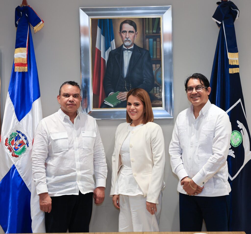 Julio Landron y Erimar Grullon 1 Juramentan nueva directora del Hospital Provincial Toribio Bencosme