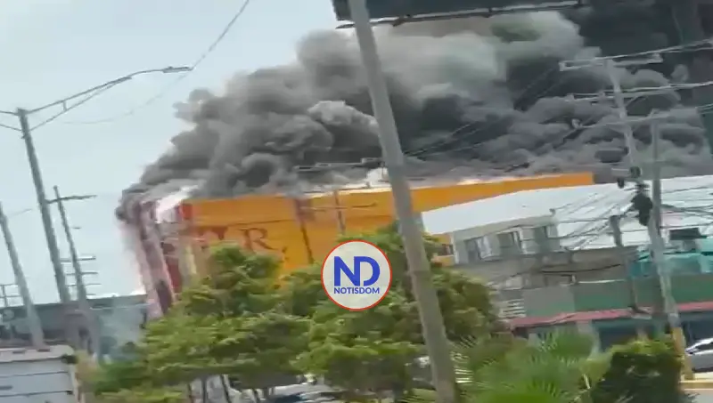 Incendio afecta tienda L&R en Marginal Las Américas; es el segundo siniestro de la cadena este año