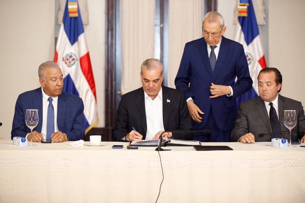 LUIS ABINADER 252 Gobierno entrega de títulos de parques nacionales al Estado