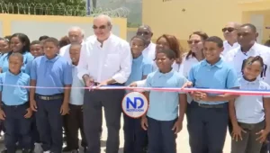 Abinader inaugura liceo en San Juan y encabeza graduación