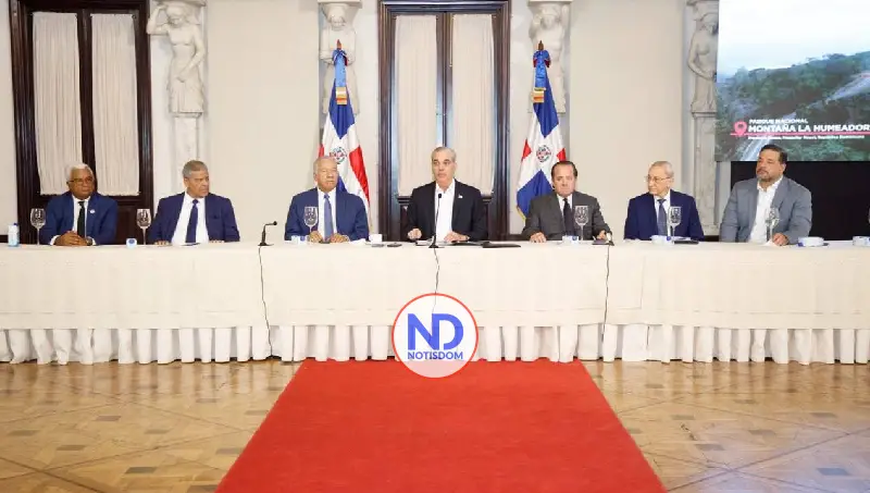 Gobierno entrega de títulos de parques nacionales al Estado