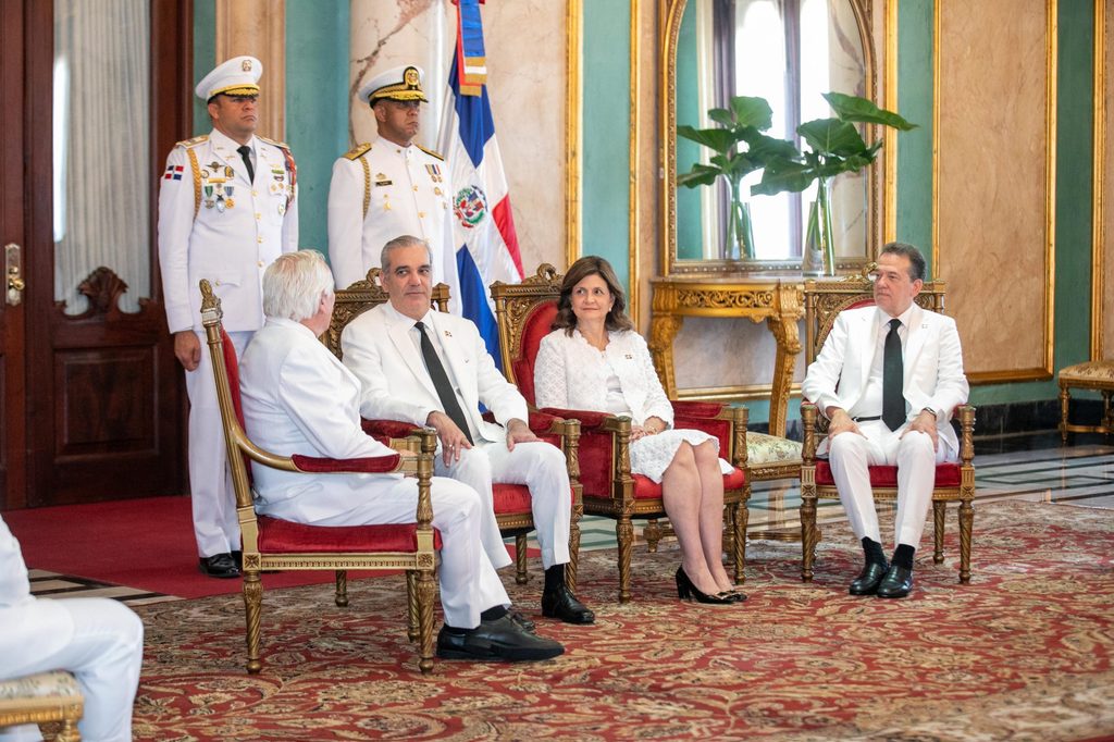 LUIS ABINADER Y FUNCIONARIOS 7 Abinader recibe cartas credenciales de nueve nuevos embajadores y fortalece relaciones diplomáticas