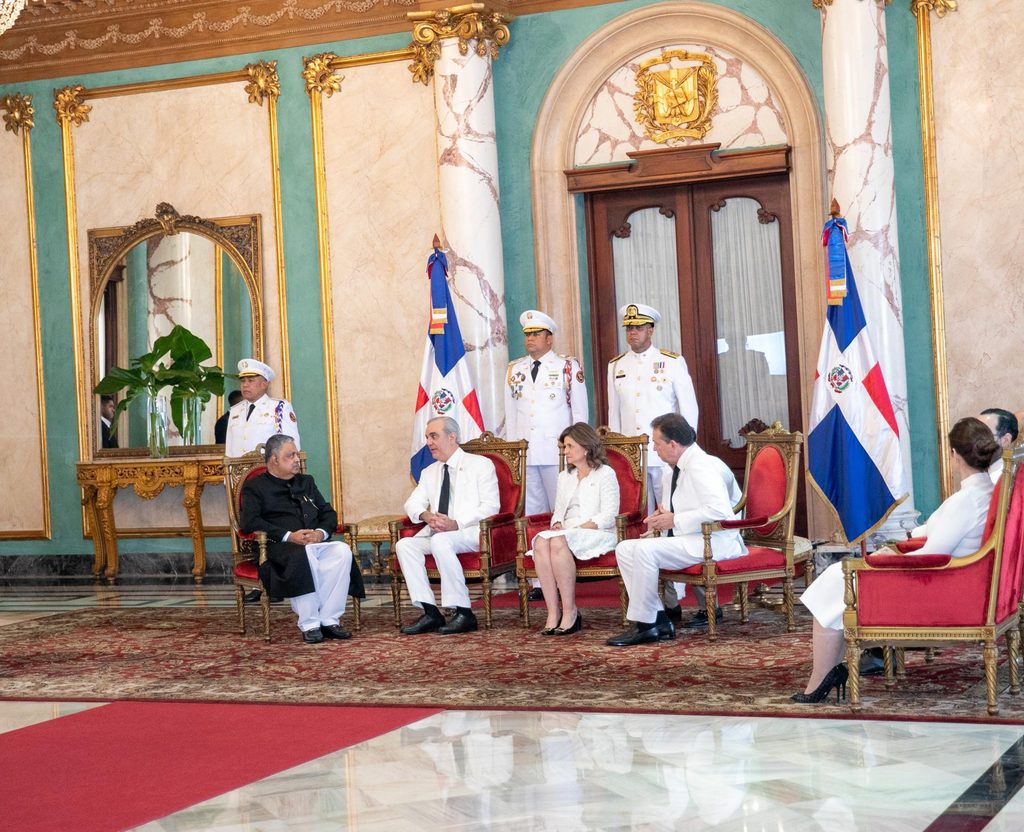 LUIS ABINADER Y FUNCIONARIOS 8 Abinader recibe cartas credenciales de nueve nuevos embajadores y fortalece relaciones diplomáticas