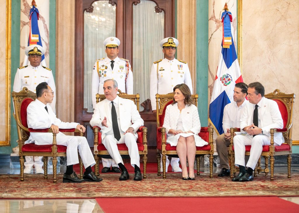 LUIS ABINADER Y FUNCIONARIOS 9 Abinader recibe cartas credenciales de nueve nuevos embajadores y fortalece relaciones diplomáticas