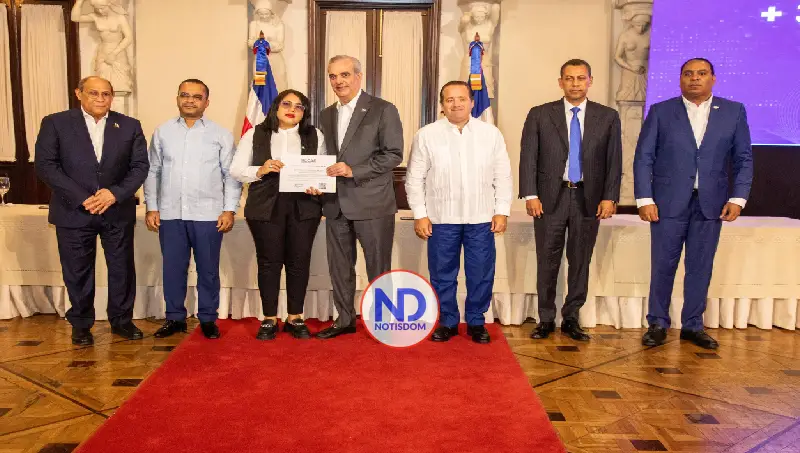 Abinader encabeza entrega de 36,225 becas tecnológicas en el ITLA