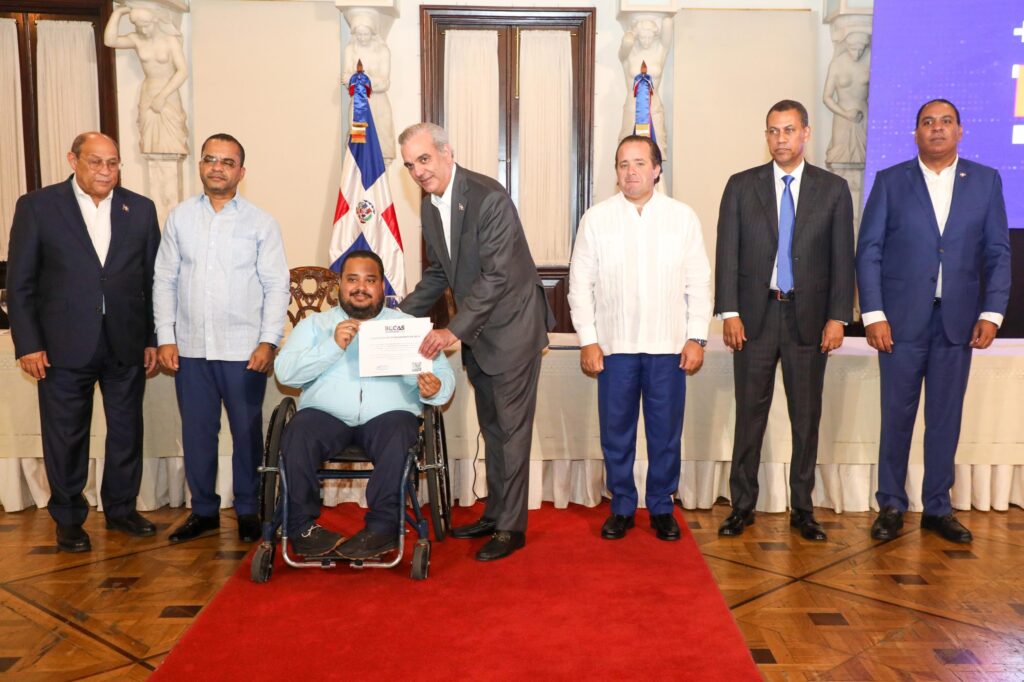 Abinader encabeza entrega de 36,225 becas tecnológicas en el ITLA 3 Luis Abinader Y OTROS FUNCIONARIOS 30 Abinader encabeza entrega de 36,225 becas tecnológicas en el ITLA