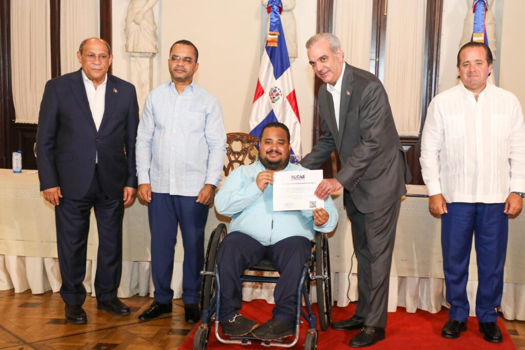 Abinader encabeza entrega de 36,225 becas tecnológicas en el ITLA 4 Luis Abinader Y OTROS FUNCIONARIOS 31 Abinader encabeza entrega de 36,225 becas tecnológicas en el ITLA