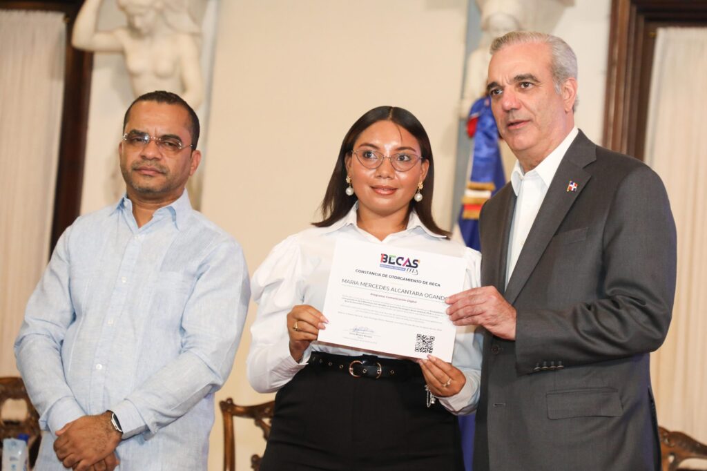 Abinader encabeza entrega de 36,225 becas tecnológicas en el ITLA 5 Luis Abinader Y OTROS FUNCIONARIOS 32 Abinader encabeza entrega de 36,225 becas tecnológicas en el ITLA