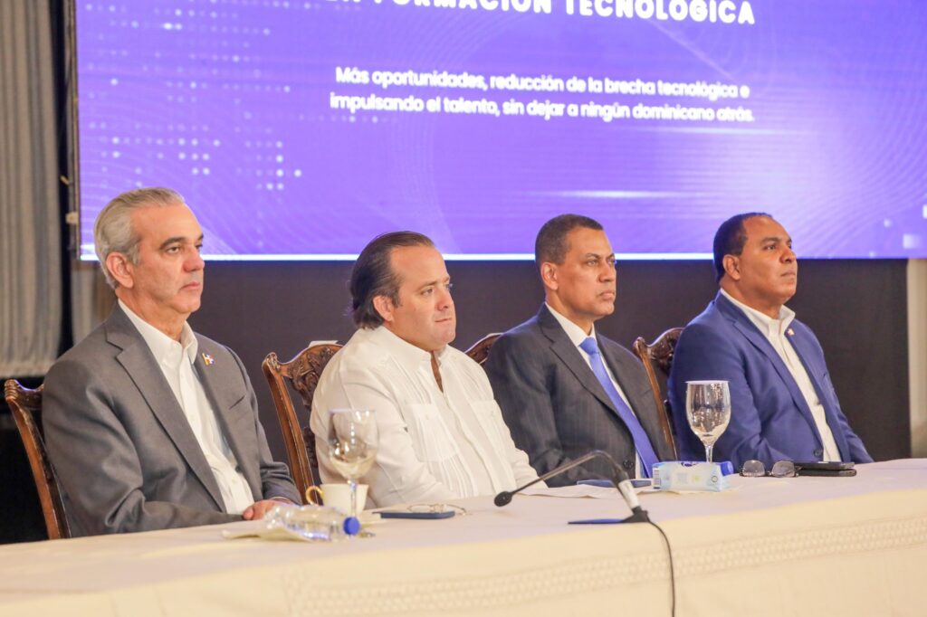 Abinader encabeza entrega de 36,225 becas tecnológicas en el ITLA 6 Luis Abinader Y OTROS FUNCIONARIOS 33 Abinader encabeza entrega de 36,225 becas tecnológicas en el ITLA