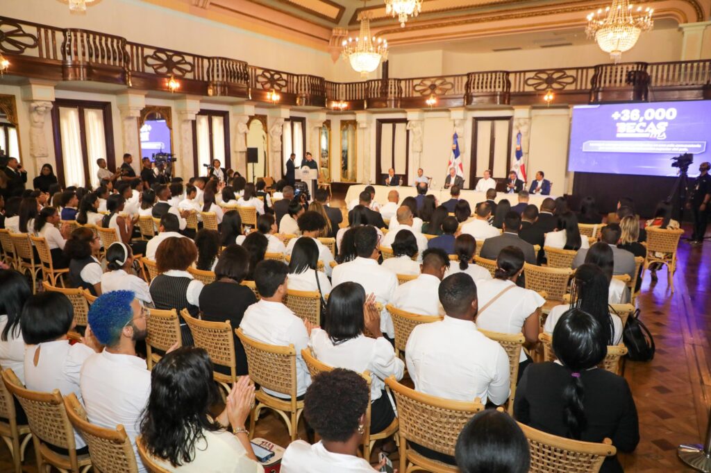 Abinader encabeza entrega de 36,225 becas tecnológicas en el ITLA 8 Luis Abinader Y OTROS FUNCIONARIOS 34 Abinader encabeza entrega de 36,225 becas tecnológicas en el ITLA