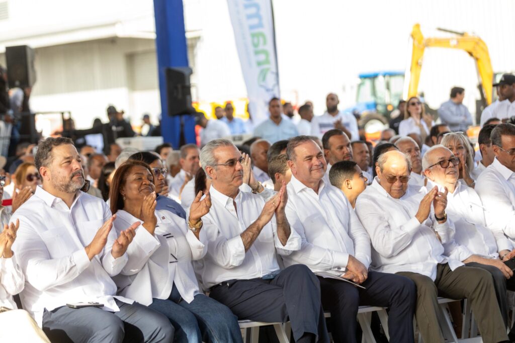 Luis Abinader Y OTROS FUNCIONARIOS 37 Abinader llama a productores a apostar por la mecanización agrícola para reducir dependencia de mano de obra extranjera