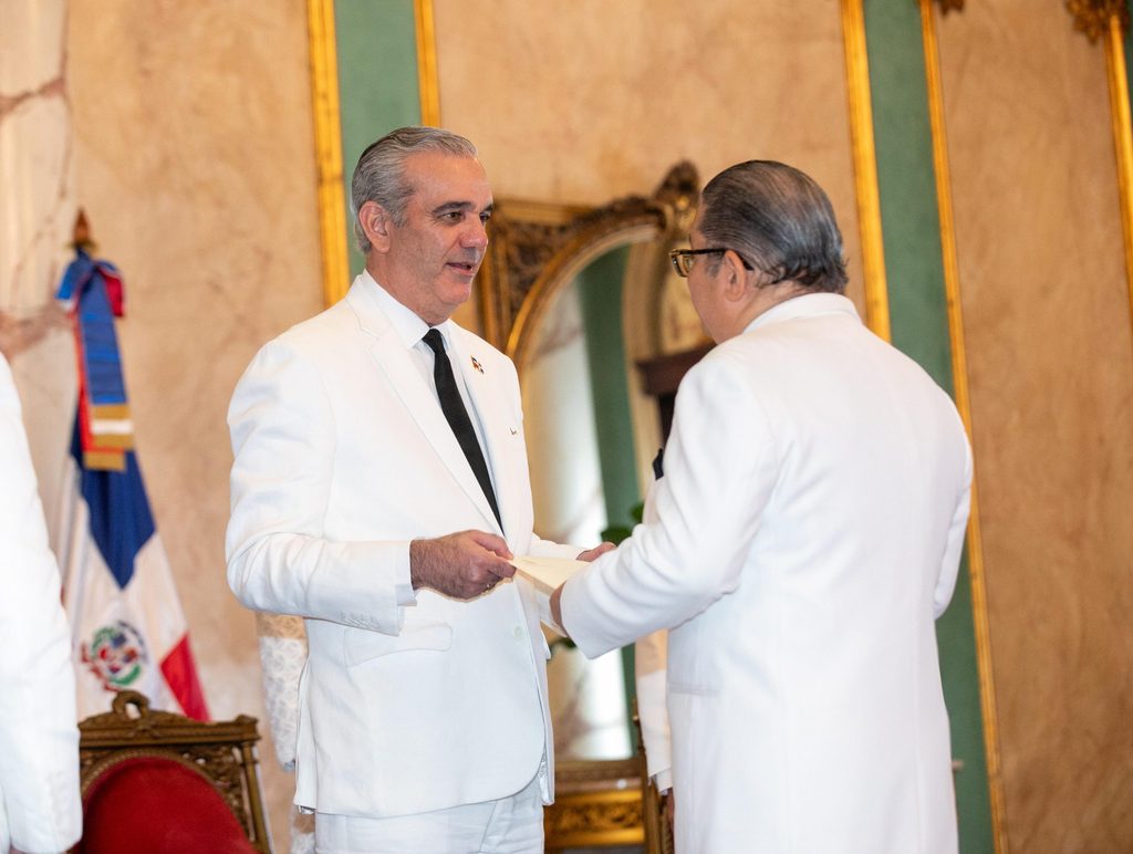 Luis Abinader Y Rizwan Saeed Sheikh Abinader recibe cartas credenciales de nueve nuevos embajadores y fortalece relaciones diplomáticas