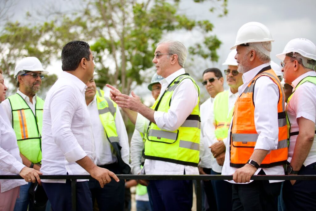 Luis Abinader en Guaigui Presidente Abinader supervisa avances en la presa de Guaigüí, La Vega