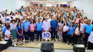 Abinader anuncia 326 becas del ITLA y computadoras para jóvenes de La Vega