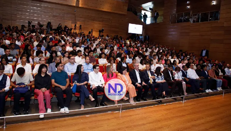NOTISDOM FOTOS PF2026 2026 08 04T153423.951 Abinader reconoce a más de 170 estudiantes que destacan en innovación y talento STEM