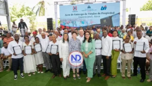 Raquel Peña entrega 450 títulos de propiedad y un techado escolar en Guayacanal