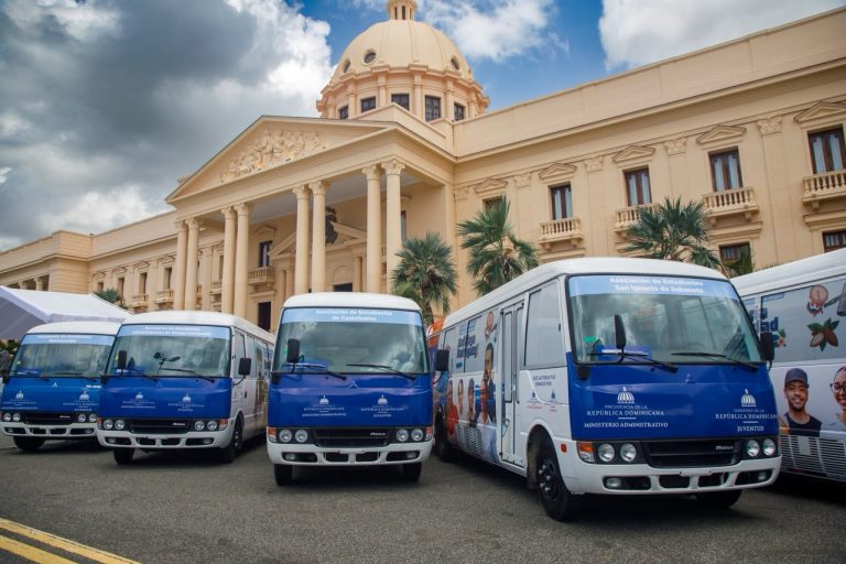 Abinader entrega 40 autobuses para estudiantes universitarios 3 OMSA AZUL 6 Abinader entrega 40 autobuses para estudiantes universitarios