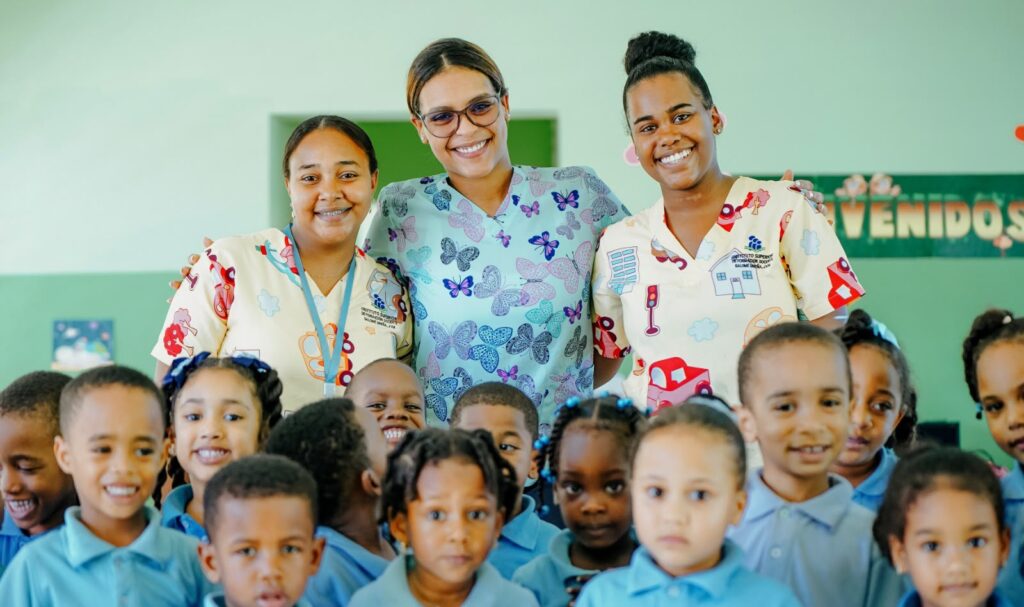 Psicologos y orientadores junto a estudiantes Educación duplicará cantidad de psicólogos y orientadores por estudiantes en escuelas públicas
