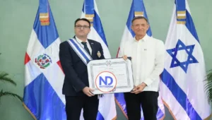 Canciller Roberto Álvarez condecora a embajador de Israel tras concluir misión diplomática en RD
