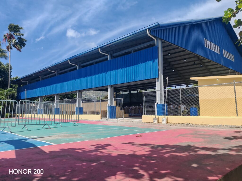 Respaldo al talento y liderazgo de la juventud Presidente Abinader inaugura techado de politécnico que beneficiará a más de 600 estudiantes en La Vega