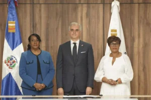 Ministro de Educación juramenta a Xiomara Guante como directora del INAIPI