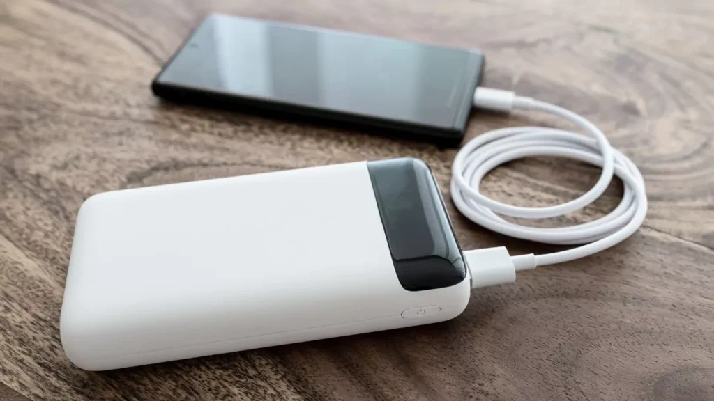 El dispositivo que no puede faltar en tu kit de emergencia ante un terremoto 3 bateria portatil permite cargar el celular El dispositivo que no puede faltar en tu kit de emergencia ante un terremoto