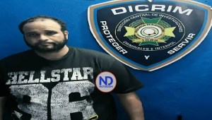 Momentos en que un hombre asalta una banca de lotería en Puerto Plata